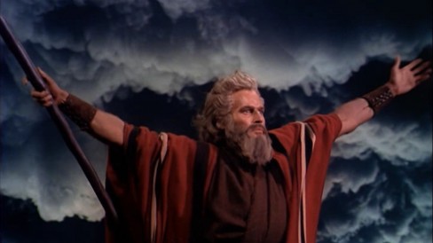 http://commons.wikimedia.org/wiki/File:Charlton_Heston_in_The_Ten_Commandments_film_trailer.jpg?uselang=de