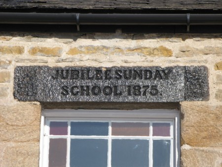 https://commons.wikimedia.org/wiki/File:Date_stone_on_the_(former)_Jubilee_Sunday_School,_Limestone_Brae_-_geograph.org.uk_-_1751527.jpg