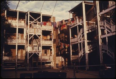 https://commons.wikimedia.org/wiki/File:HOUSING_AND_BACK_PORCHES_IN_THE_INNER_CITY_OF_UPTOWN_CHICAGO,_ILLINOIS,_A_NEIGHBORHOOD_OF_POOR_WHITE_SOUTHERNERS._THE..._-_NARA_-_555951.jpg