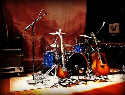 https://commons.wikimedia.org/wiki/Category:Guitars#/media/File:Band_set-up_Lincoln_Hall.jpg