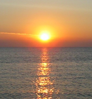 https://commons.wikimedia.org/wiki/File:Sunrise_over_the_sea.jpg