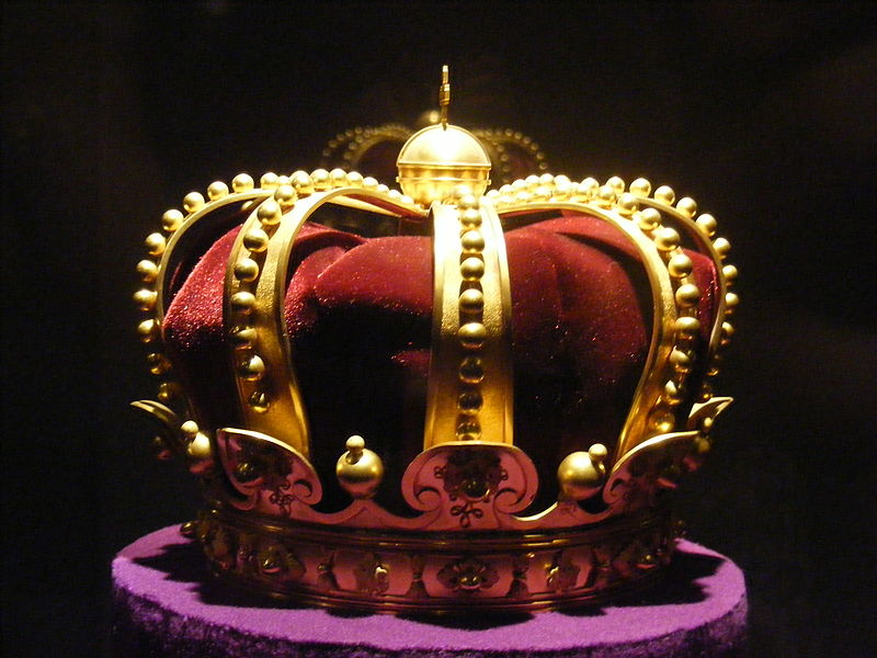http://commons.wikimedia.org/wiki/File:Crown_of_King_Ferdinand_I_de_Hohenzollern-Sigmaringen,Carol_I_and_King_Mihai.JPG
