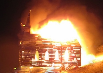 http://commons.wikimedia.org/wiki/File:Burning_Man_2013_Church_Trap,_Burning_down_(9660393320).jpg