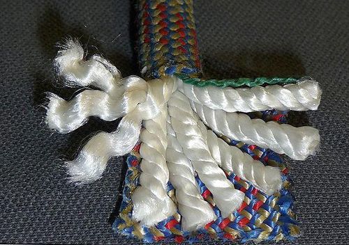 http://commons.wikimedia.org/wiki/File:Kernmantle_climbing_rope_dynamic_Sterling_10.7mm_internal_yarns_and_plies-2.jpg