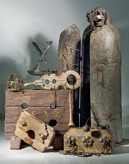 https://commons.wikimedia.org/wiki/File:Diverse_torture_instruments.jpg