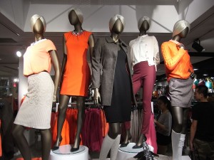 https://commons.wikimedia.org/wiki/File:HK_Central_Queen%27s_Road_H%26M_Department_Store_clothing_fashion_figures_night_Aug-2012.JPG
