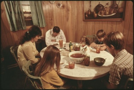 https://commons.wikimedia.org/wiki/File:THE_WAYNE_GIPSON_FAMILY_SAYS_A_PRAYER_BEFORE_THEIR_EVENING_MEAL_IN_THE_KITCHEN_OF_THEIR_MODERN_HOME_NEAR_GRUETLI..._-_NARA_-_556611.jpg