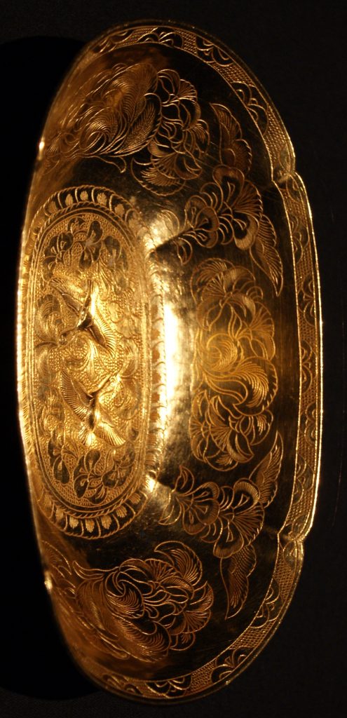 https://commons.wikimedia.org/wiki/File:Oval_lobed_gold_bowl_from_the_Belitung_shipwreck,_ArtScience_Museum,_Singapore_-_20110618-02.jpg