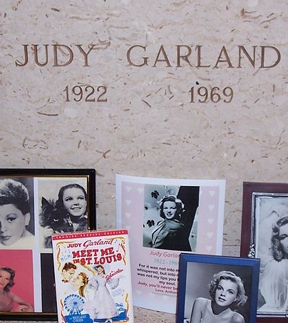 https://commons.wikimedia.org/wiki/Judy_Garland#/media/File:Judysgrave.jpg