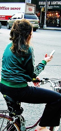 https://commons.wikimedia.org/wiki/File:Texting_in_traffic.jpg