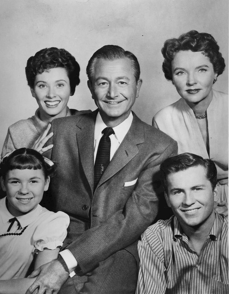 https://en.wikipedia.org/wiki/Father_Knows_Best#/media/File:Father_Knows_Best_cast_photo_1962.JPG